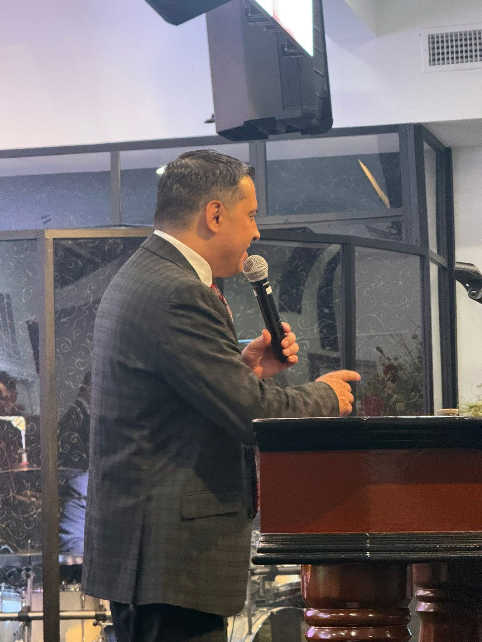 Pastor speaking at Pan De Vida