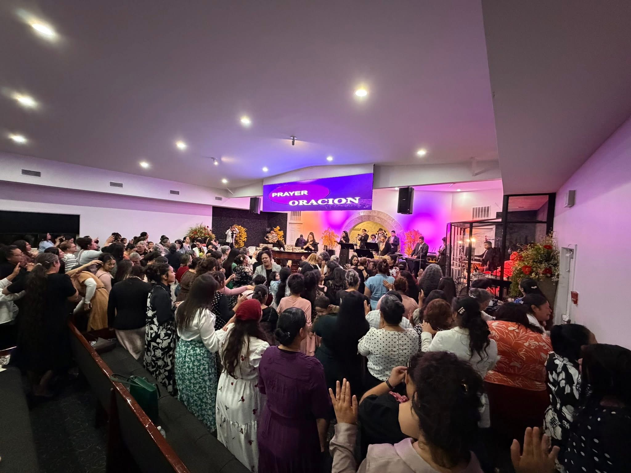 Pan De Vida congregation worshipping together